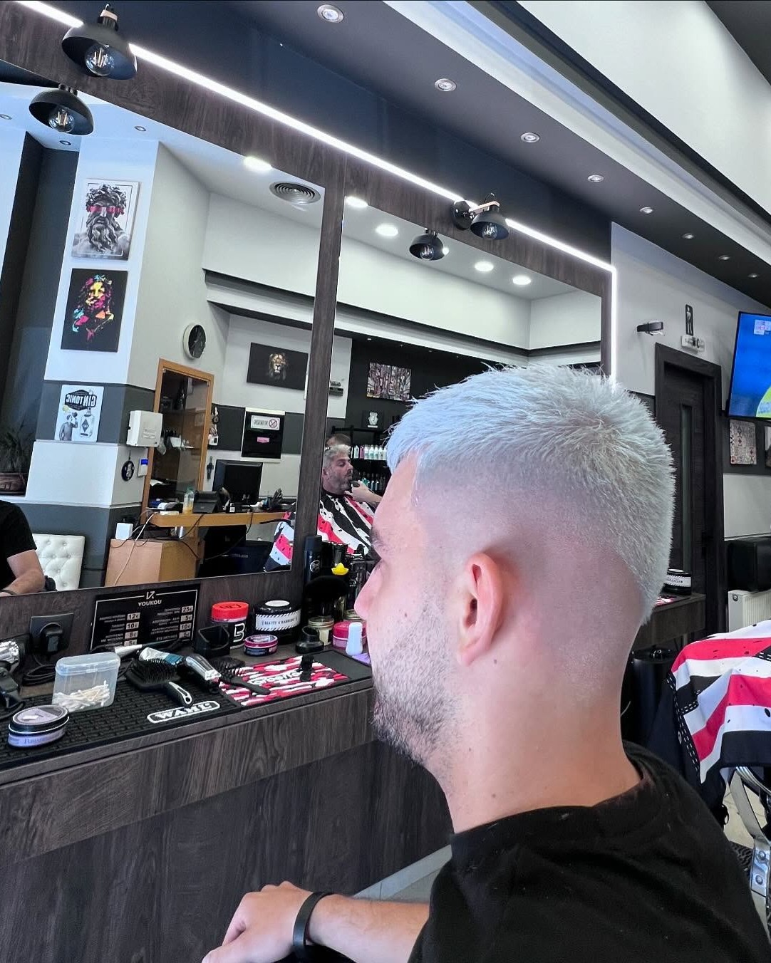 Platinum blonde κούρεμα με fade στο Voukou Barbershop